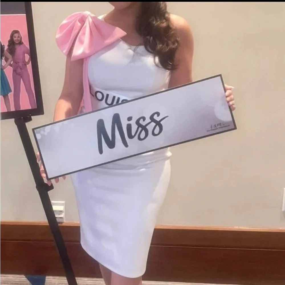 Chic White One-Shoulder Dress with Pink Accent - Picture 2 of 4